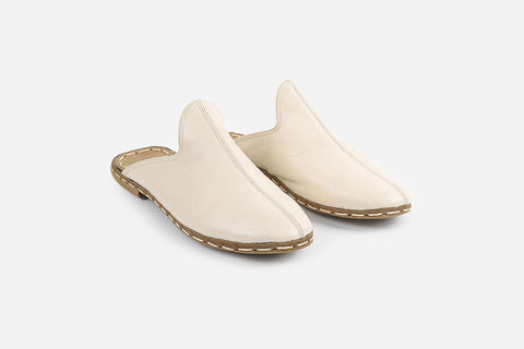 Women’s stylish slippers in alabaster smooth leather, designed for comfort and handmade with care in Italy.