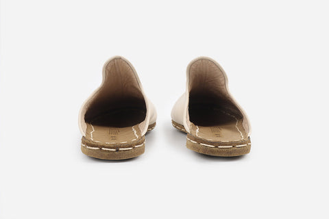 Chic women’s slippers in alabaster smooth leather, combining elegance and comfort with Italian craftsmanship.