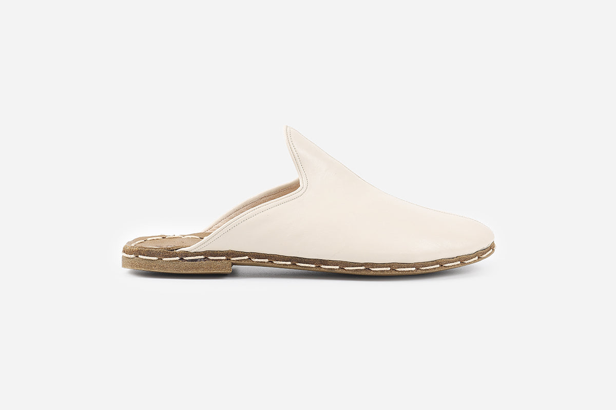 Elegant alabaster smooth leather slippers for women, offering a refined look and handmade in Italy.