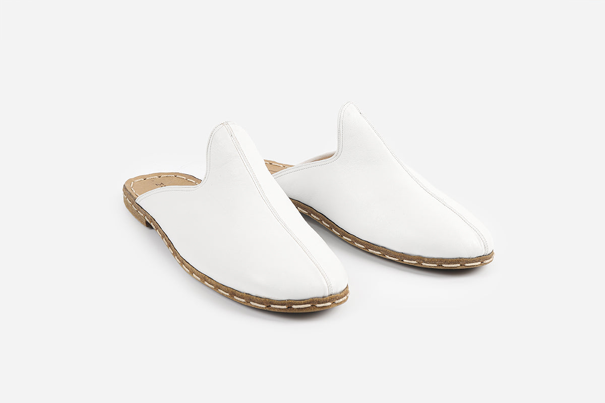 Stylish Arctic White leather slippers for men, featuring Italian leather with meticulous Turkish craftsmanship.