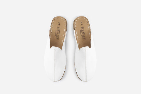 Elegant Arctic white leather slippers for women, featuring expert handcrafting and a chic, refined design.