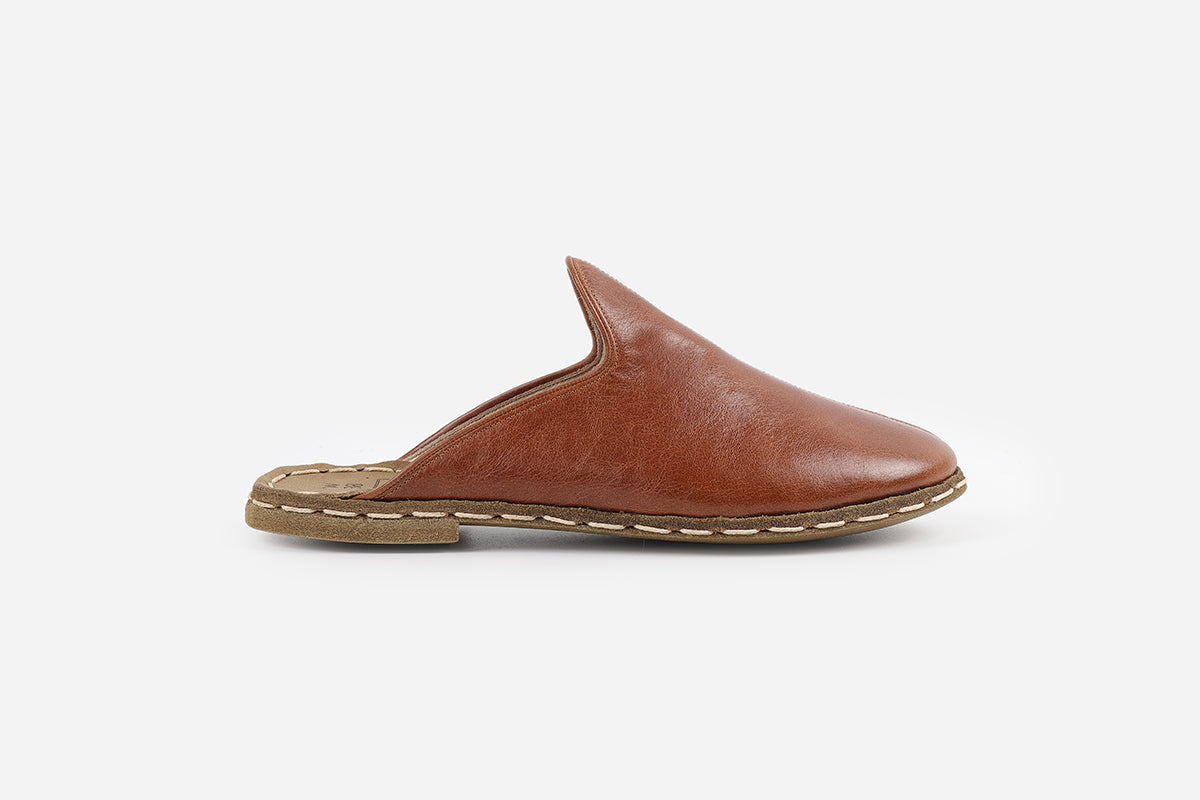 Women's chestnut leather slippers, handmade with precision for a warm, sophisticated look and superior comfort.