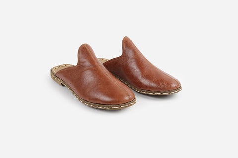 Elegant chestnut leather slippers for women, featuring meticulous handmade details for a luxurious and stylish design.