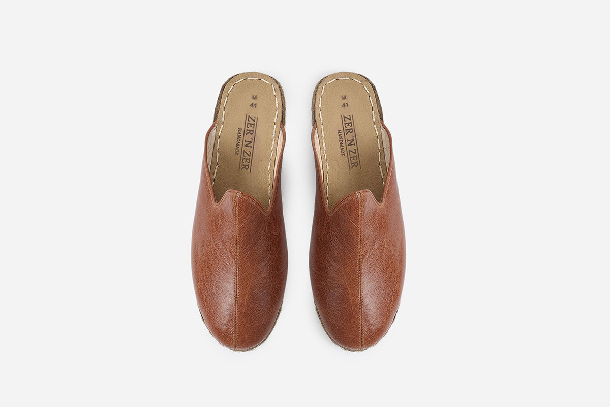 Stylish Chestnut leather slippers for men, featuring Italian leather and meticulous handcrafting from Turkey.