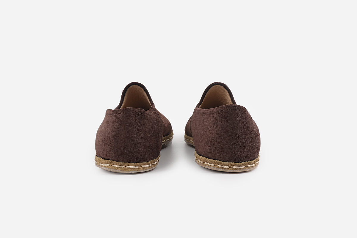 Stylish women's loafers in espresso brown suede, featuring expert craftsmanship and a deep, inviting color.