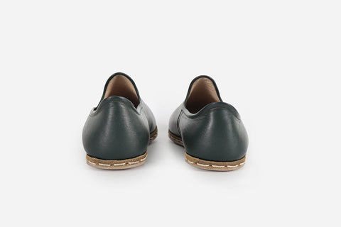 Stylish women's loafers in evergreen leather, featuring meticulous handcrafting for a unique and polished look.